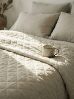 Afbeelding in Gallery-weergave laden, Quilted 100% linen bedspread (duvet) in Natural colour

