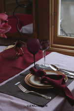 Charger l'image dans la galerie, Chemin de table en lin brut couleur bordeaux
