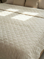 Afbeelding in Gallery-weergave laden, Quilted 100% linen bedspread (duvet) in Off-white colour
