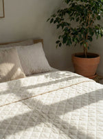 Afbeelding in Gallery-weergave laden, Quilted 100% linen bedspread (duvet) in Off-white colour
