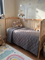 Afbeelding in Gallery-weergave laden, Quilted 100% linen bedspread (duvet) in Graphite colour
