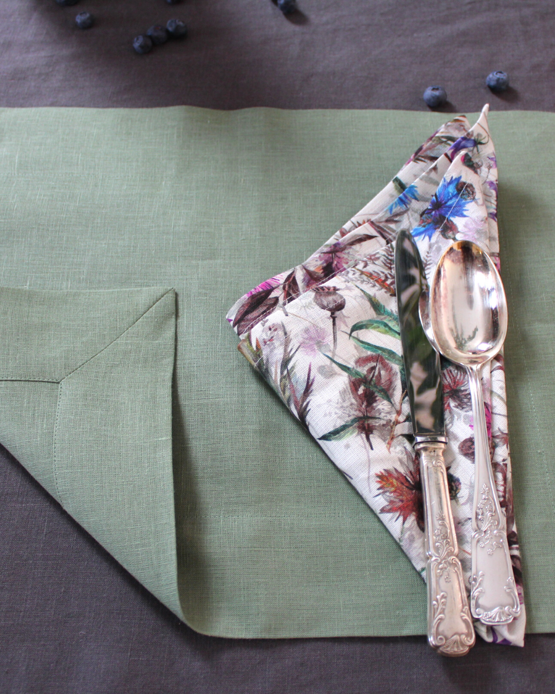 Linen table placemat in Olive