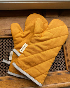 Linen oven mittens in Saffraan