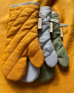 Linen oven mittens in Saffraan